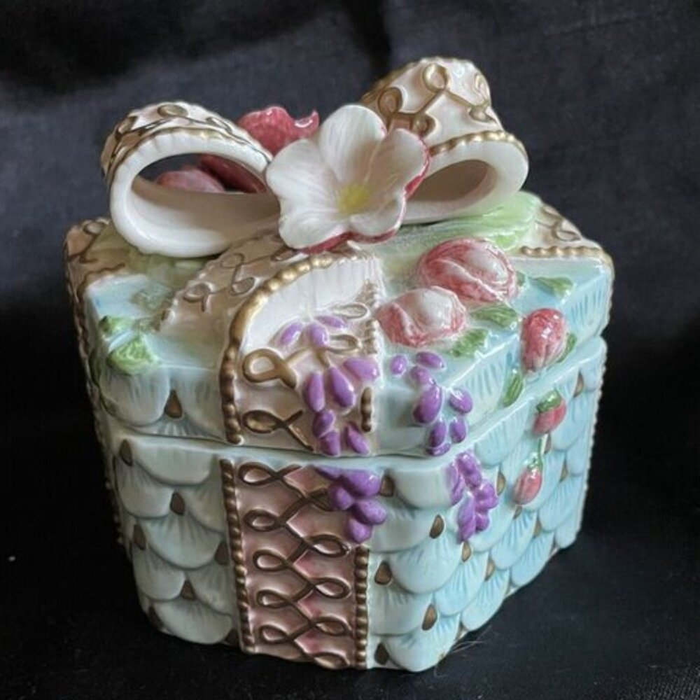 Vintage Fitz And Floyd Octagon Trinket Box W/Bow & Flowers3 1/2" Tall 4" Wide